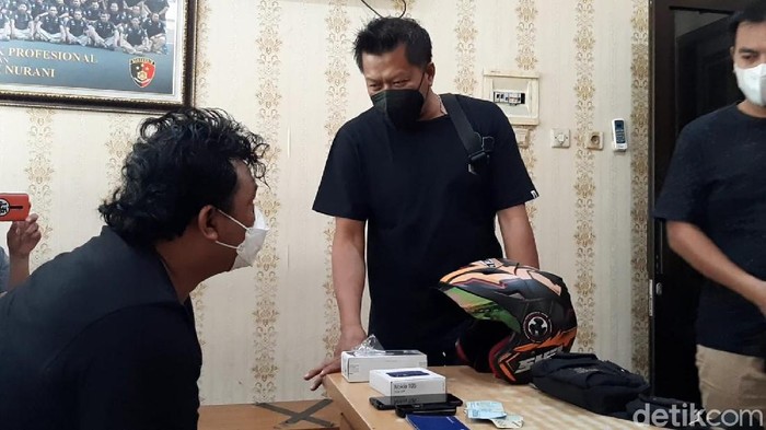 Jatanras Polda Jateng mengamankan AS, pelaku pemerasan eks ajudan Jokowi di Solo.