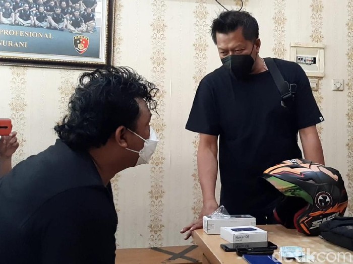 Jatanras Polda Jateng mengamankan AS, pelaku pemerasan eks ajudan Jokowi di Solo.
