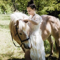 Jessica Leidolph dalam situs resminya menyebut dirinya sebagai seorang pecinta hewan. Dia pun memiliki sederet hewan pelhiaraan di antaranya kuda, burung kakak tua, kucing dan merpati. Foto: Facebook Lady Butterfly