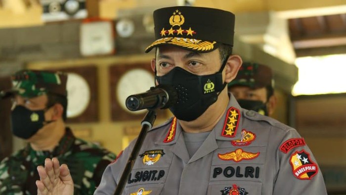 Kapolri Jenderal Listyo Sigit Prabowo dan Panglima TNI Marsekal Hadi Tjahjanto saat meninjau lokasi isoter di Bali (Foto: Istimewa)