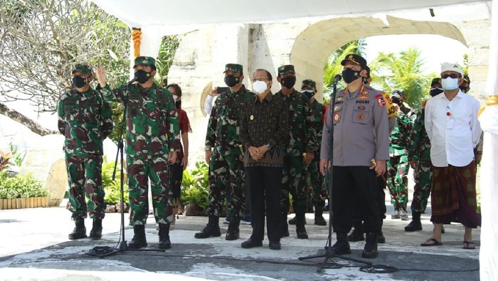 Kapolri Jenderal Listyo Sigit Prabowo dan Panglima TNI Marsekal Hadi Tjahjanto saat meninjau lokasi isoter di Bali (Foto: Istimewa)