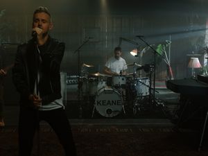Keane Bawakan Lagu Hits Everybodys Changing di Mola Chill Fridays
