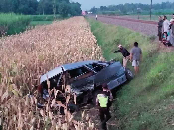 Sebuah mobil tertabrak kereta api di Kediri. Mobil tersebut ringsek hingga pengemudinya tewas di lokasi.