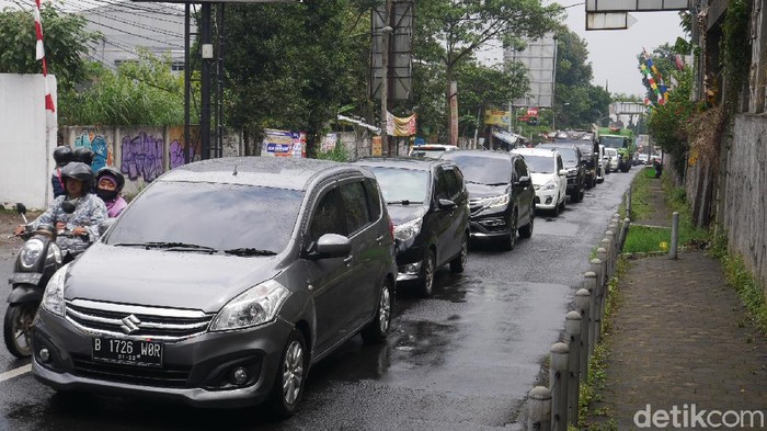 Kendaraan wisatawan padati Jalan Raya Lembang, Bandung Barat.