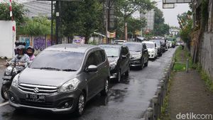 KBB Masih PPKM Level 3, Kendaraan Wisatawan Padati Jalan Raya Lembang