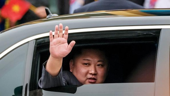 Korea Utara disebut tengah cari pengganti Kim Jong Un. Kabar pencarian penerus Kim Jong Un muncul di tengah kekhawatiran menurunnya kesehatan pemimpin Korut itu