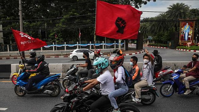 Kritik Penanganan Corona, Warga Thailand Konvoi di Jalanan Bangkok Ratusan mobil-motor memadati jalanan Bangkok. Kegiatan itu merupakan bagian dari aksi unjuk rasa warga yang mengkritik penanganan Corona di Thailand.