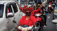 Dalam aksi unjuk rasa kali ini para demonstran berkendara menaiki mobil dan motor sembari berkeliling kota Bangkok. Getty Images/Lauren DeCicca.