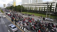 Dalam aksi tersebut para pengunjuk rasa anti-pemerintah mengkritik pemerintahan Perdana Menteri (PM) Thailand Prayuth Chan-ocha yang dinilai tak maksimal dalam menangani pandemi di Negeri Gajah Putih tersebut. AP Photo/Anuthep Cheysakron.