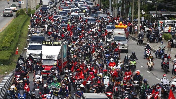 Ratusan mobil-motor memadati jalanan Bangkok. Kegiatan itu merupakan bagian dari aksi unjuk rasa warga yang mengkritik penanganan Corona di Thailand.
