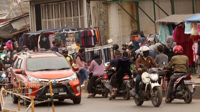 Lawan Arus, Menantang Maut di Jalur Bandung-Garut Ketidak disiplinan dalam berlalu lintas masih sering terjadi di masyarakat. Seperti melawan arus yang terjadi di jalur Bandung-Garut ini. Menantang maut?