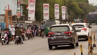 Kendaraan yang melintasi jalur tersebut juga harus berhati-hati dan menurunkan kecepatan lajunya guna menghindari kecelakaan akibat aksi melanggar aturan lalu lintas tersebut.