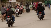 Tak sedikit pemotor nekat melawan arus di Jalan Bandung-Garut ini demi mempersingkat waktu tempuh.