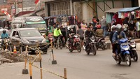 Kemacetan pun tak terhindarkan di Jalur tersebut. Terlebih, kini sedang ada pembangunan saluran air yang memakan setengahnya bahu jalan. Duh,,, salah siapa dong ini?