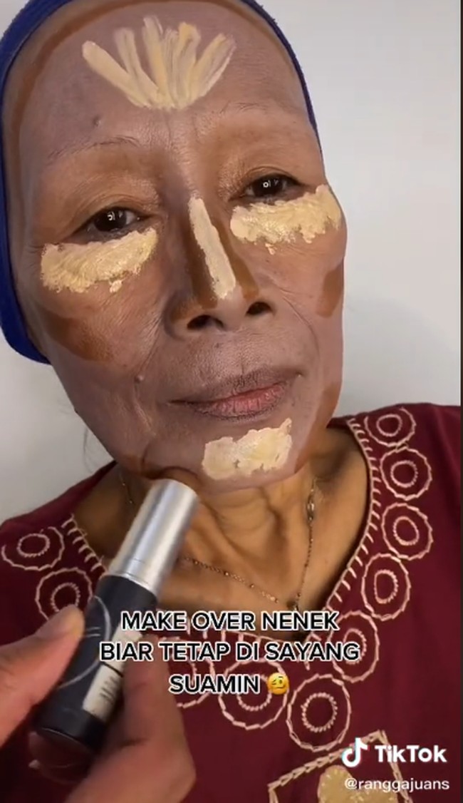 Setelah itu dia memulaskan contouring dan concealer yang tebal. Foto: dok. TikTok/@ranggajuans