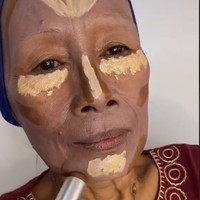 Setelah itu dia memulaskan contouring dan concealer yang tebal. Foto: dok. TikTok/@ranggajuans