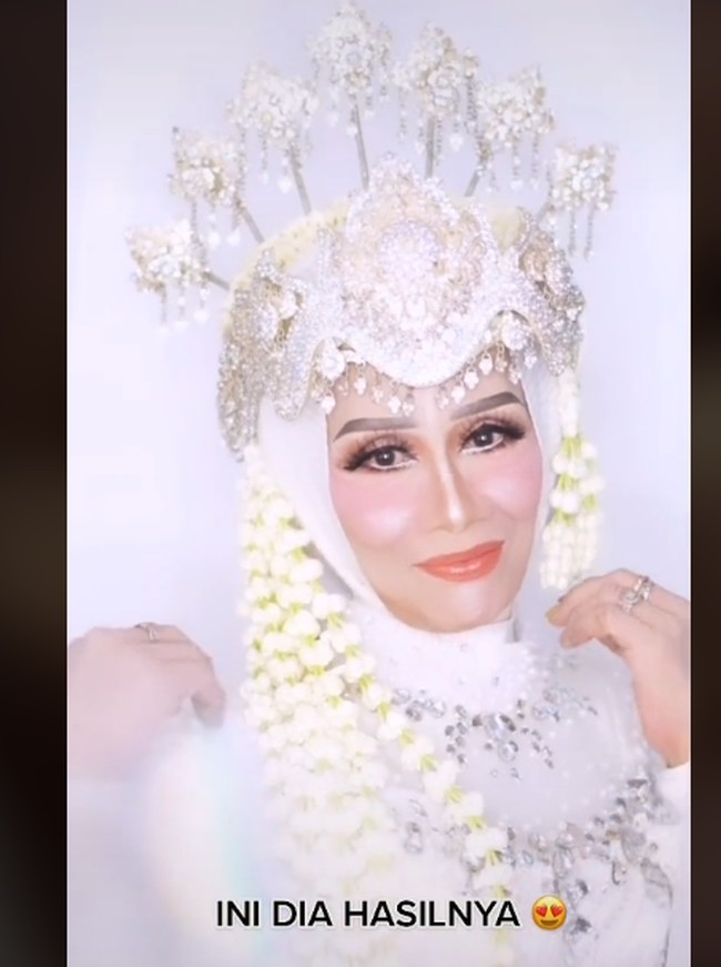 Rangga membuat nenek jadi pengantin. Dia melengkapinya dengan kebaya putih, lengkap memakai siger. Penampakan before after sang nenek memang beda banget. Keren banget.. neneknya jadi kelihatan muda 20 tahun, komentar salah satu netizen di akun TikTok Rangga. Foto: dok. TikTok/@ranggajuans
