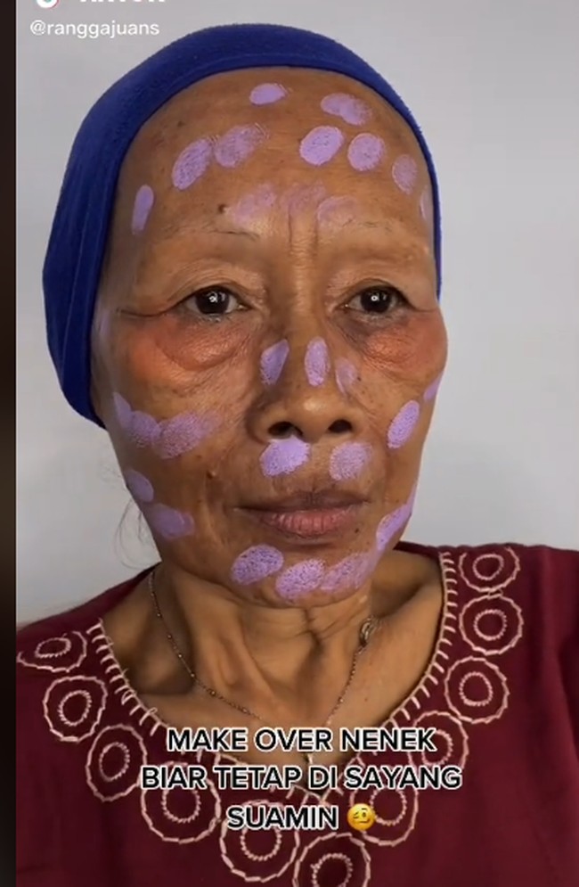 Video tutorial makeup tersebut Rangga bagikan di akun TikToknya. Rangga menuliskan di videonya Makeover nenek biar tetap disayang suami. Pertama-tama, dia menggunakan color corrector untuk meratakan wajah sang nenek. Foto: dok. TikTok/@ranggajuans