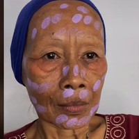 Video tutorial makeup tersebut Rangga bagikan di akun TikToknya. Rangga menuliskan di videonya Makeover nenek biar tetap disayang suami. Pertama-tama, dia menggunakan color corrector untuk meratakan wajah sang nenek. Foto: dok. TikTok/@ranggajuans