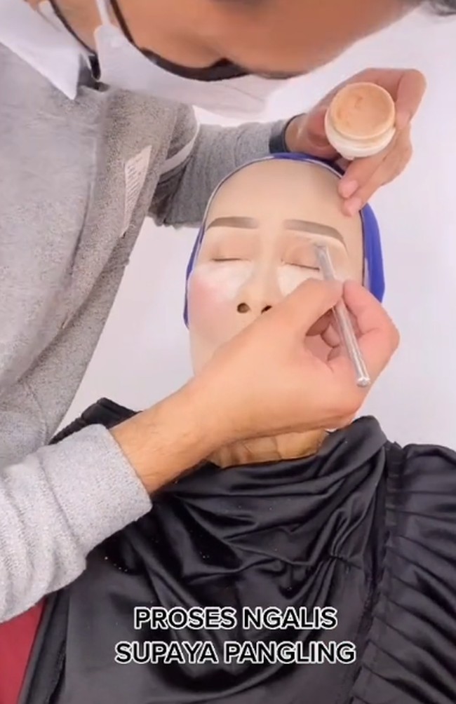 Namun setelah diratakan, produk-produk makeup yang awalnya tampak seperti topeng itu jadi tampak menyatu dengan kulit sang nenek. Dalam video yang jadi viral tersebut, Rangga menjelaskan bahwa proses pembentukan alis juga menjadi faktor penentu membuat wajah tampak manglingi. Foto: dok. TikTok/@ranggajuans