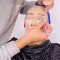 Namun setelah diratakan, produk-produk makeup yang awalnya tampak seperti topeng itu jadi tampak menyatu dengan kulit sang nenek. Dalam video yang jadi viral tersebut, Rangga menjelaskan bahwa proses pembentukan alis juga menjadi faktor penentu membuat wajah tampak manglingi. Foto: dok. TikTok/@ranggajuans