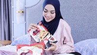 Tak takut gemuk, Medina rupanya juga penggemar berat cemilan dan aneka keripik sampai makanan ringan yang enak. Foto: Instagram Medina Zein