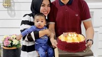 Rayakan ulang tahun bersama sang keluarganya, kue dengan tema red velvet dan keju jadi pilihan yang meriah untuk acaranya bersama keluarga. Foto: Instagram Medina Zein