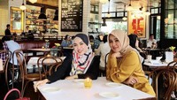  Berteman dengan banyak selebriti, Medina terbilang cukup akrab dengan Olla Ramlan yang sering makan dan ngeteh bareng di kafe kekinian. Foto: Instagram Medina Zein