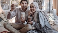Bersama sang suami acara minum-minum kopi susu hingga es cokelat jadi semakin seru. Foto: Instagram Medina Zein