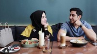 Ada pasta, jus hingga makanan khas Western lainnya yang menemani acara makan siang romantis Medina dengan sang suami. Foto: Instagram Medina Zein