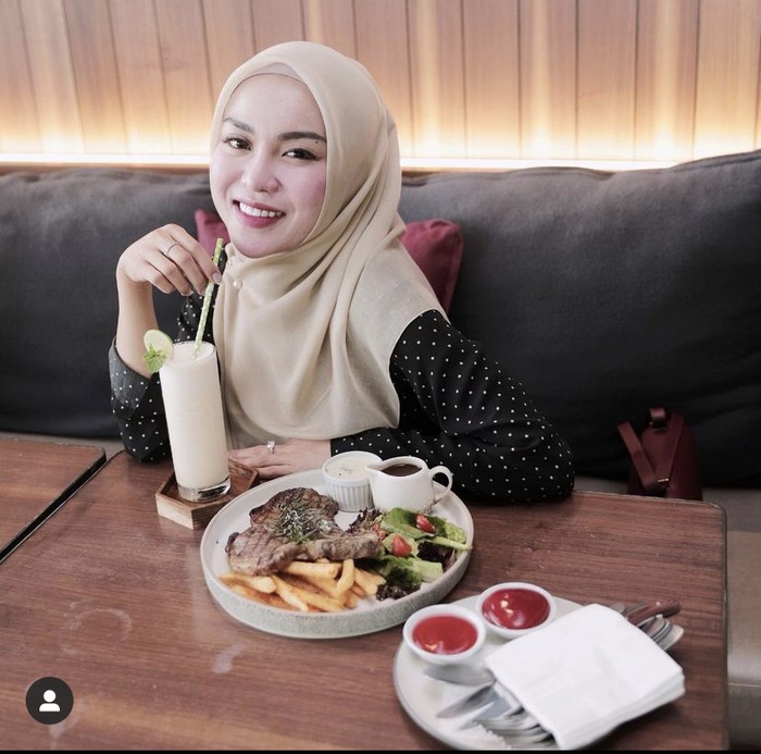 Medina Zein, Kolektor Tas Mahal yang Juga Sering Makan di Restoran Mewah Medina Zein, Kolektor Tas Mahal yang Juga Sering Makan di Restoran Mewah