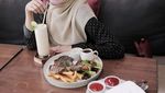 Medina Zein, Kolektor Tas Mahal yang Juga Sering Makan di Restoran Mewah