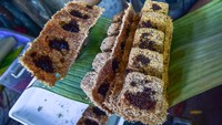 Sagu gula adalah makanan khas tradisional Maluku berbahan dasar tepung sagu dicampur gula dan gula merah, yang dijual Rp10.000 per porna atau satu cetakan tanah liar berisi lima sagu gula.