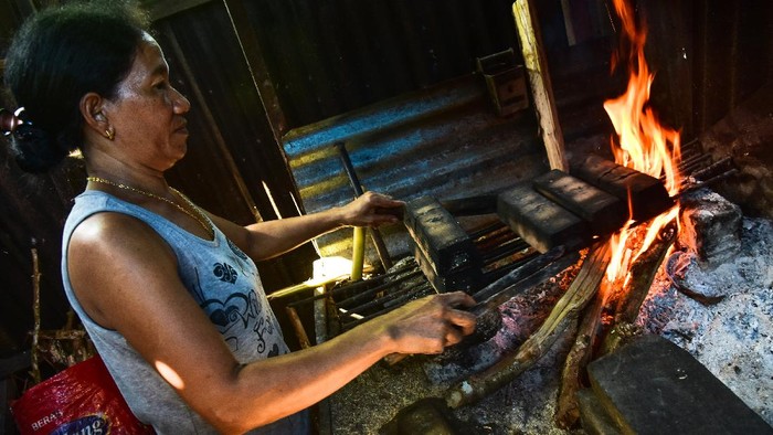 Sagu gula merupakan makanan khas Maluku yang berbahan dasar tepung sagu. Proses pembuatannya pun masih dilakukan secara tradisional. Seperti apa pembuatannya?