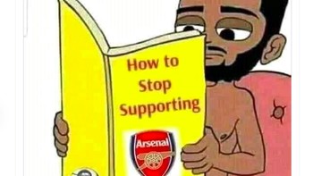 Meme fans Arsenal membaca buku panduan berhenti jadi pendukung Arsenal. Foto: Twitter