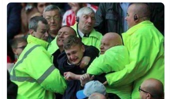 Adegan fans Arsenal sudah tidak tahan dan ingin segera pergi dari Etihad setelah timnya dibantai. Foto: Twitter