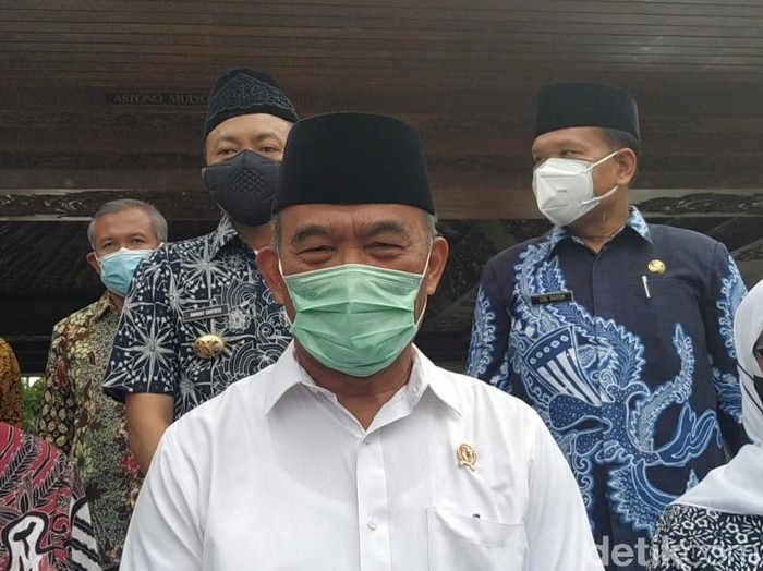 Bupati Jember menerima honor pemakaman COVID-19. Menurut Menko PMK Muhadjir Effendy, pejabat harus membuat keputusan bijak di masa prihatin terdampak Corona.