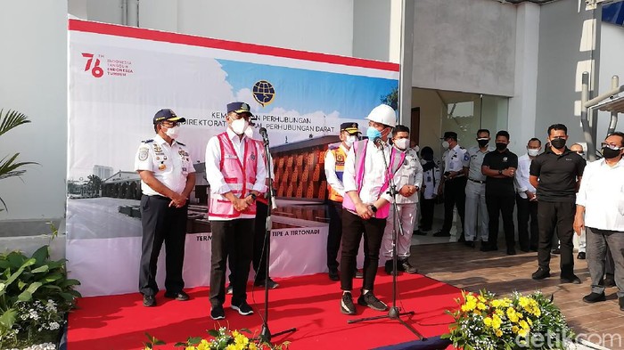 Menteri Perhubungan (Menhub) Budi Karya Sumadi didampingi Wali Kota Solo Gibran Rakabuming Raka meninjau revitalisasi terminal Tirtonadi, Solo, Sabtu (28/8/2021). (foto:Ari Purnomo/detikcom).