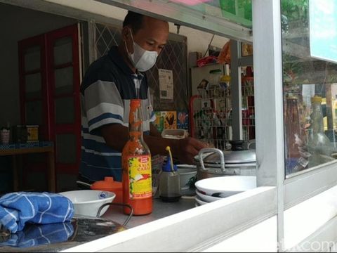 Namanya 'Mie Ayam Pak Alex'. Tapi pemilik kios di Jalan WR Supratman ini bukan Alex, melainkan Adi Wantoro.