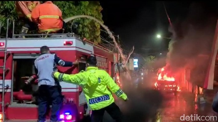 Sebuah mobil hangus terbakar di Blitar. Polisi menduga, api kebakaran berasal dari korsleting listrik di kap mobil.