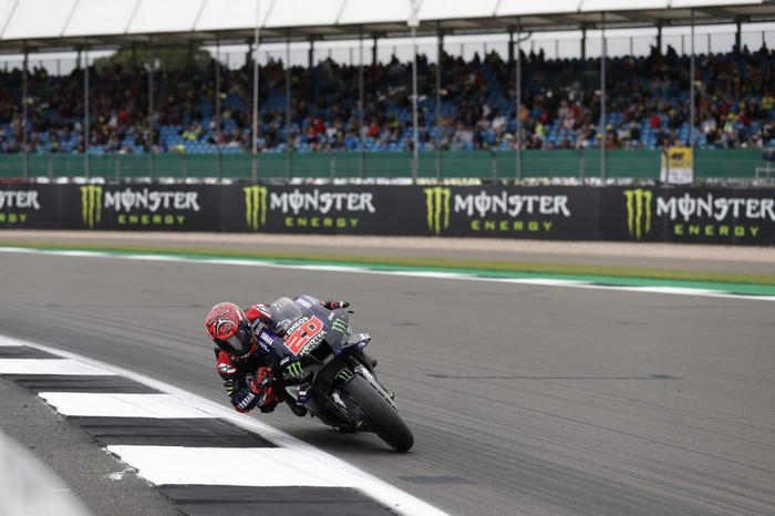 Yamaha French rider Fabio Quartararo rides his motorbike during the second MotoGP free practice session of the motorcycling British Grand Prix at Silverstone circuit in Northamptonshire, central England, on August 27, 2021. (Photo by Adrian DENNIS / AFP)