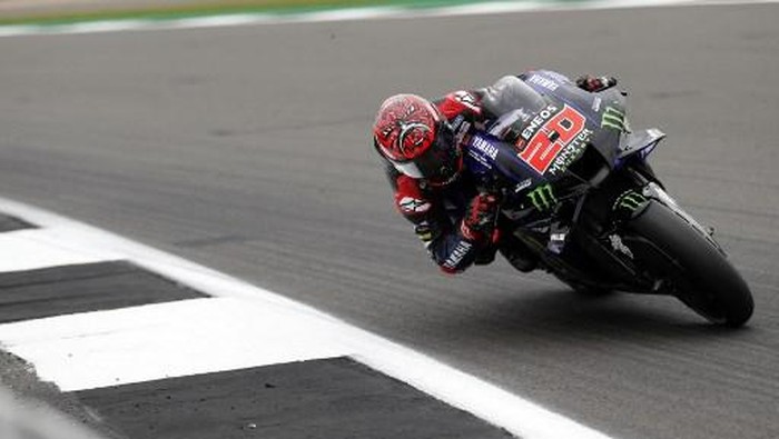 Yamaha French rider Fabio Quartararo rides his motorbike during the MotoGP race of the motorcycling British Grand Prix at Silverstone circuit in Northamptonshire, central England, on August 29, 2021. (Photo by Adrian DENNIS / AFP)