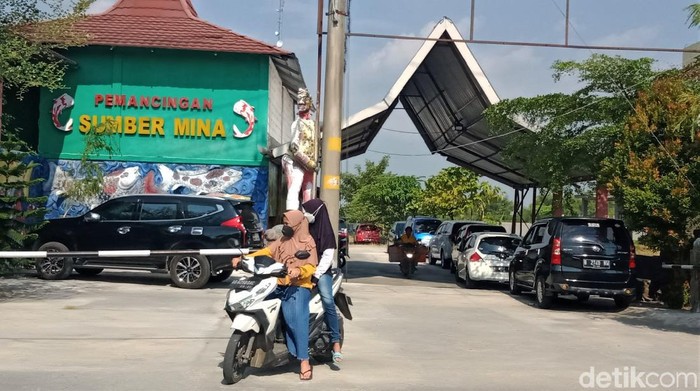 Obwis Masih Tutup, Warga Klaten Isi Akhir Pekan di Resto-Pemancingan Objek wisata di Klaten masih belum beroperasi imbas PPKM. Namun, sejumlah restoran dan pemancingan di Klaten diketahui sudah mulai buka dan dikunjungi wisatawan