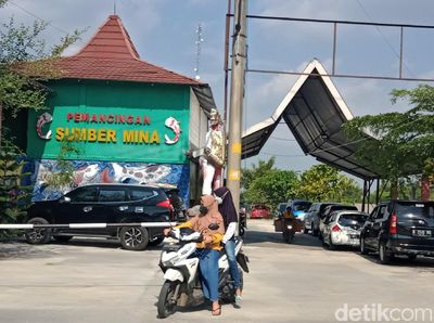 Obwis Masih Tutup, Wisatawan Kunjungi Resto-Pemancingan di Klaten