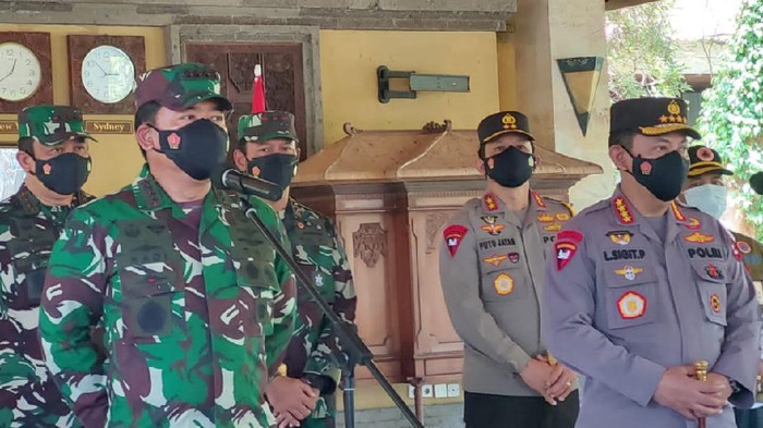 Panglima TNI Marsekal Hadi Tjahjanto bersama Kapolri Jenderal Listyo Sigit Prabowo (Foto: Sui Suadnyana/detikcom)