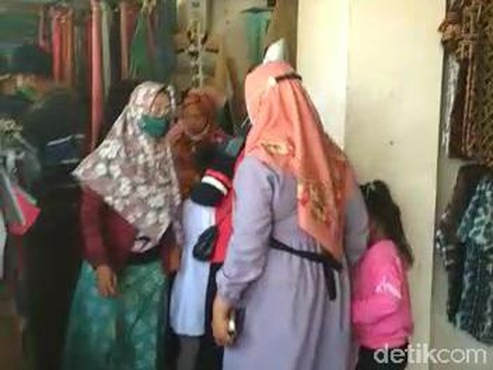 Pantauan detikcom di pertokoan Pembeli di Pasar Sumberejo Bojonegoro, banyak  orang tua yang sibuk mencari seragam sekolah untuk anaknya. Ada yang memilih seragam jadi, ada juga yang memilih kain untuk dijahit sendiri.