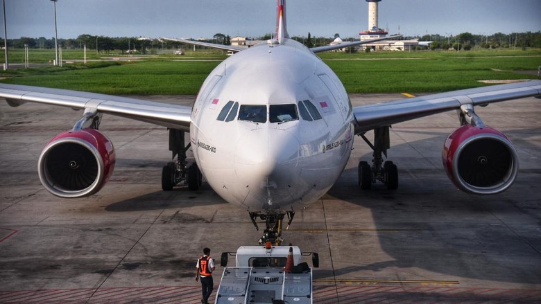 Penampakan Pesawat Batik Air yang Mendarat Darurat di Kualanamu Pesawat Batik Air rute Banda Aceh-Jakarta terpaksa dialihkan ke bandara Kualanamu. Diketahui pesawat yang bertujuan ke Jakarta itu mendarat darurat pada pukul 11.45 WIB.