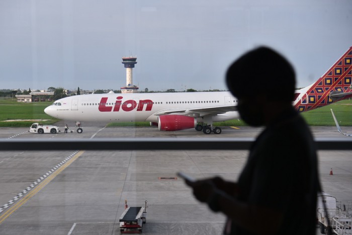 Pesawat Batik Air rute Banda Aceh-Jakarta terpaksa dialihkan ke bandara Kualanamu. Diketahui pesawat yang bertujuan ke Jakarta itu mendarat darurat pada pukul 11.45 WIB.