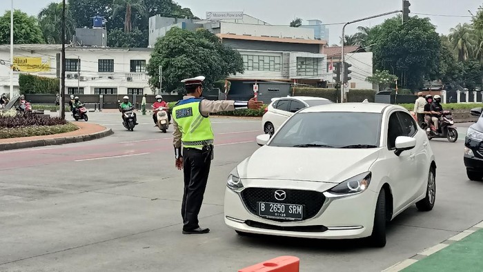 Penyekatan ganjil genap di Bunaran Senayan, Jakarta, Minggu (29/8/2021). Ada pelat RFY yang lolos penyekatan.