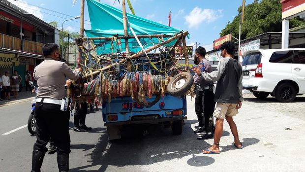 Petugas Satlantas Polres Boyolali mengangkut sepeda motor vespa modif ekstrim ke Mako Satlantas, Minggu (29/8/2021).
